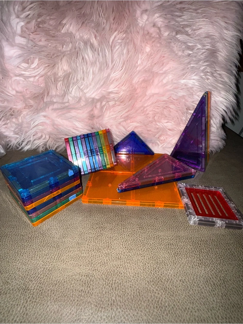 Magnetic building pieces